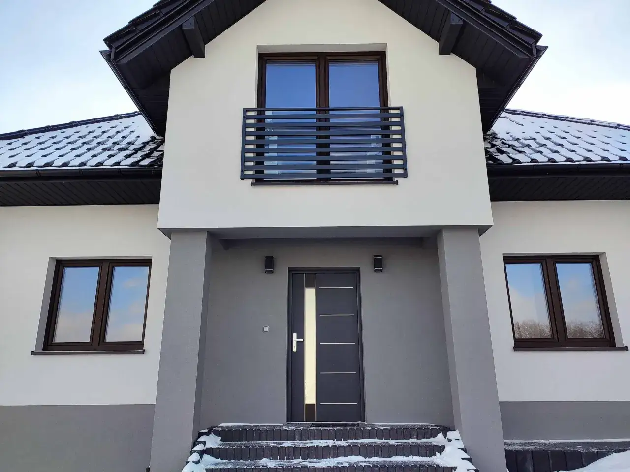 Zdjęcie Ciemny dąb okna: Zalety i wady w nowoczesnej architekturze