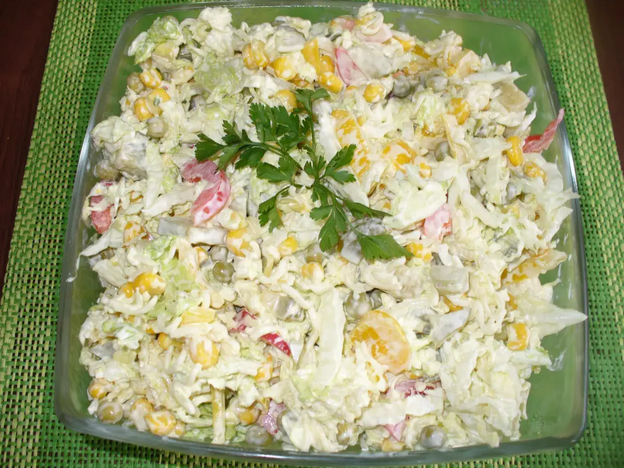 Zdjęcie Prosty przepis na sałatkę z kapusty pekińskiej – krok po kroku z dodatkami