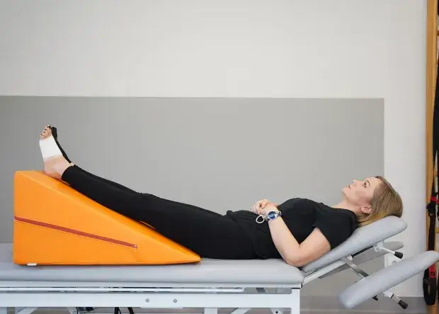 Zdjęcie Jakie ćwiczenia po operacji palucha sztywnego pomogą w rehabilitacji?