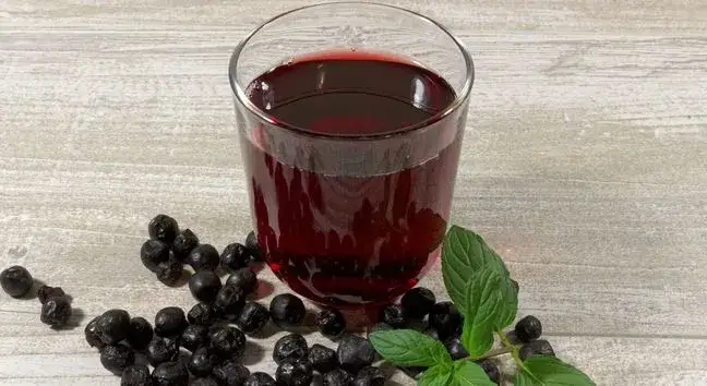 Zdjęcie Ile cukru dodać do soku z aronii z sokownika? Proporcje i porady dla idealnego smaku