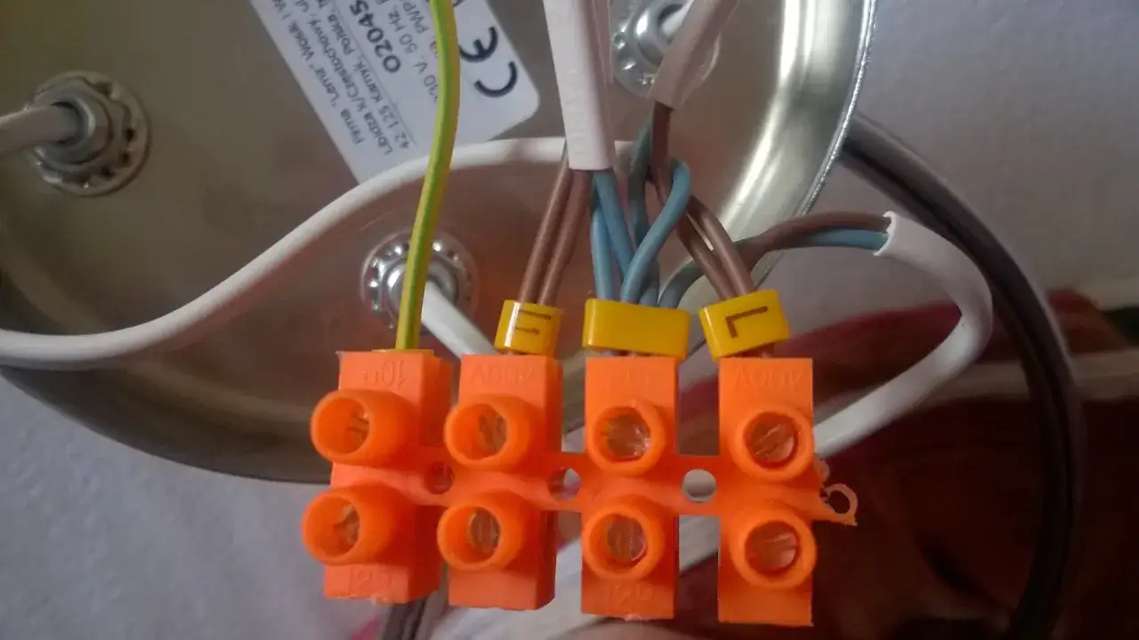 Zdjęcie 3 przewody z sufitu - jak bezpiecznie podłączyć żyrandol krok po kroku