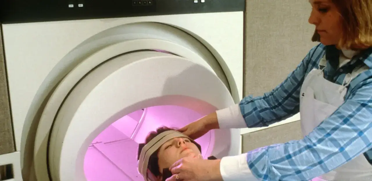 Zdjęcie Gdzie można zrobić rezonans magnetyczny na nfz? Sprawdź dostępność i kolejki