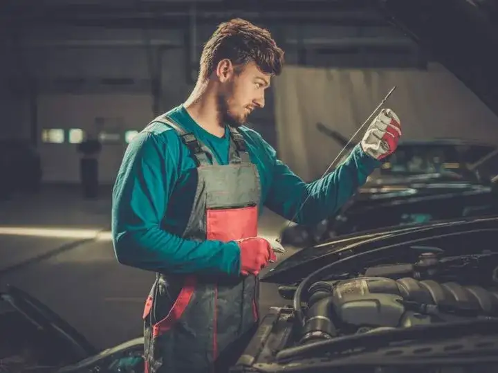 Zdjęcie Za dużo oleju w silniku – objawy, które mogą zrujnować silnik