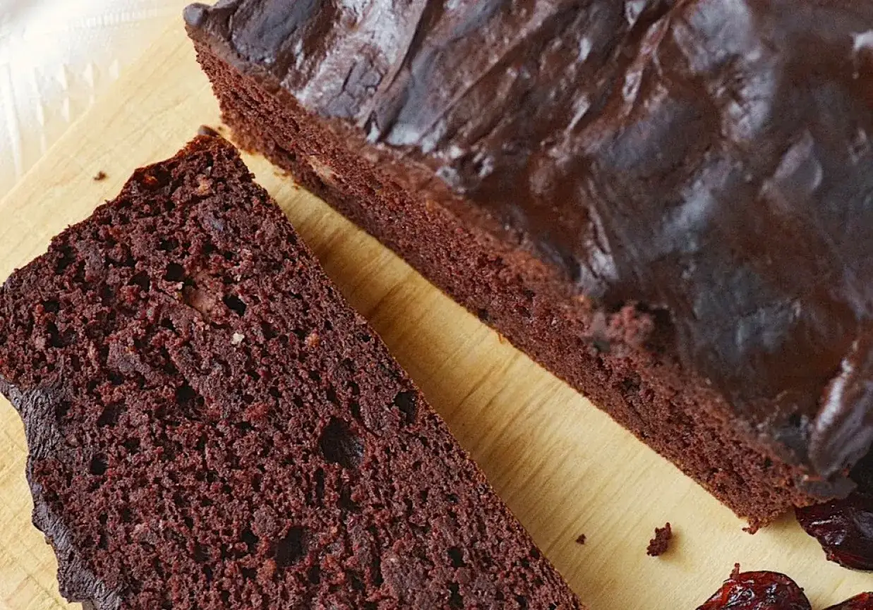 Zdjęcie Przepyszne ciasto z czerwonej fasoli i banana - bez jajek i glutenu