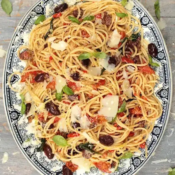 Zdjęcie Szybki przepis na spaghetti puttanesca jamie oliver, który zachwyci smakami