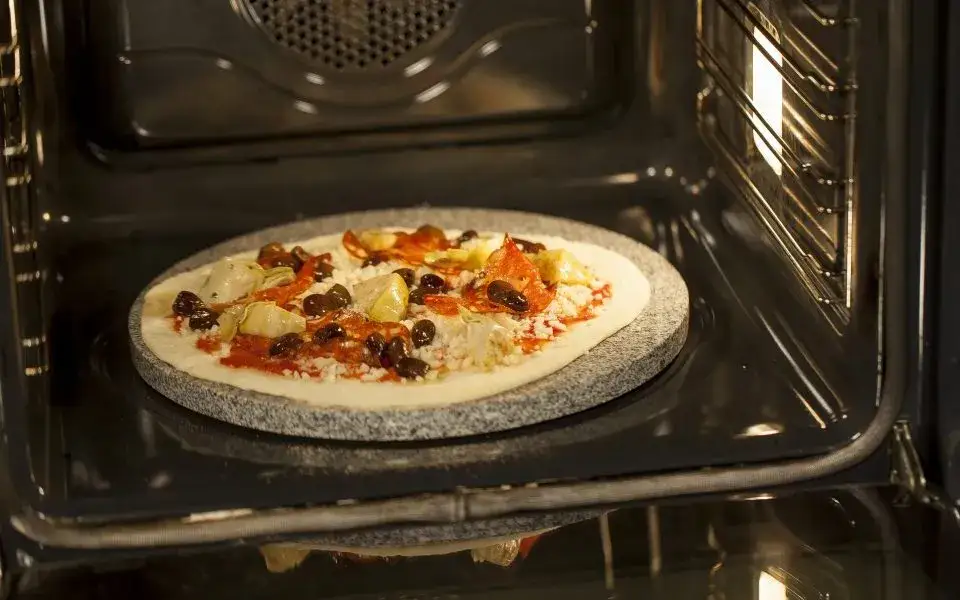 Zdjęcie Dlaczego pizza przywiera do kamienia? Oto najczęstsze przyczyny i rozwiązania