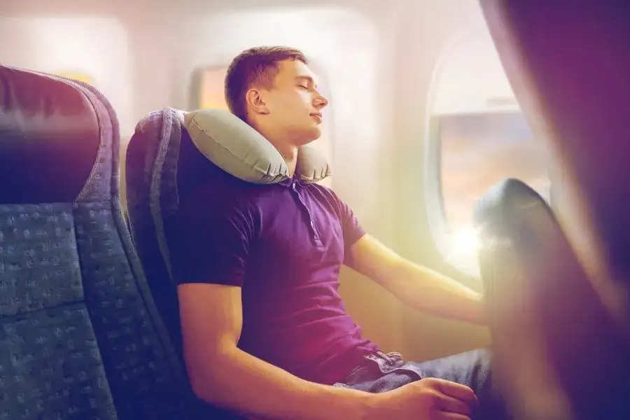 Zdjęcie Poduszka do samolotu czy można? Poznaj zasady przewozu i ograniczenia