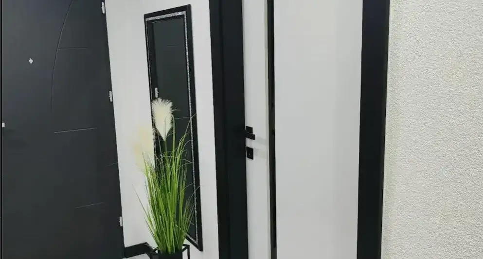 Zdjęcie Skuteczne sposoby na to, czym wyczyścić zżółknięte drzwi