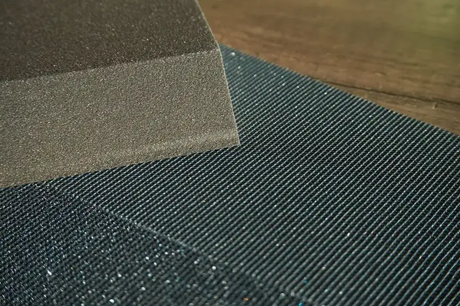 Zdjęcie Jaki papier do gładzi wybrać, aby uniknąć błędów w szlifowaniu?