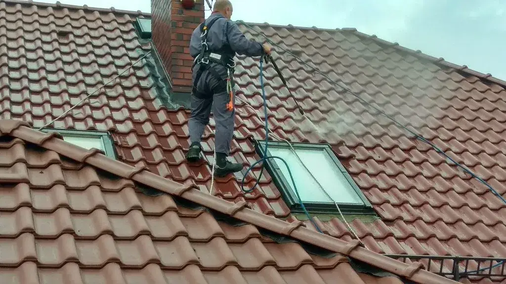 Zdjęcie Jak skutecznie umyć dachówkę ceramiczną bez jej uszkodzenia