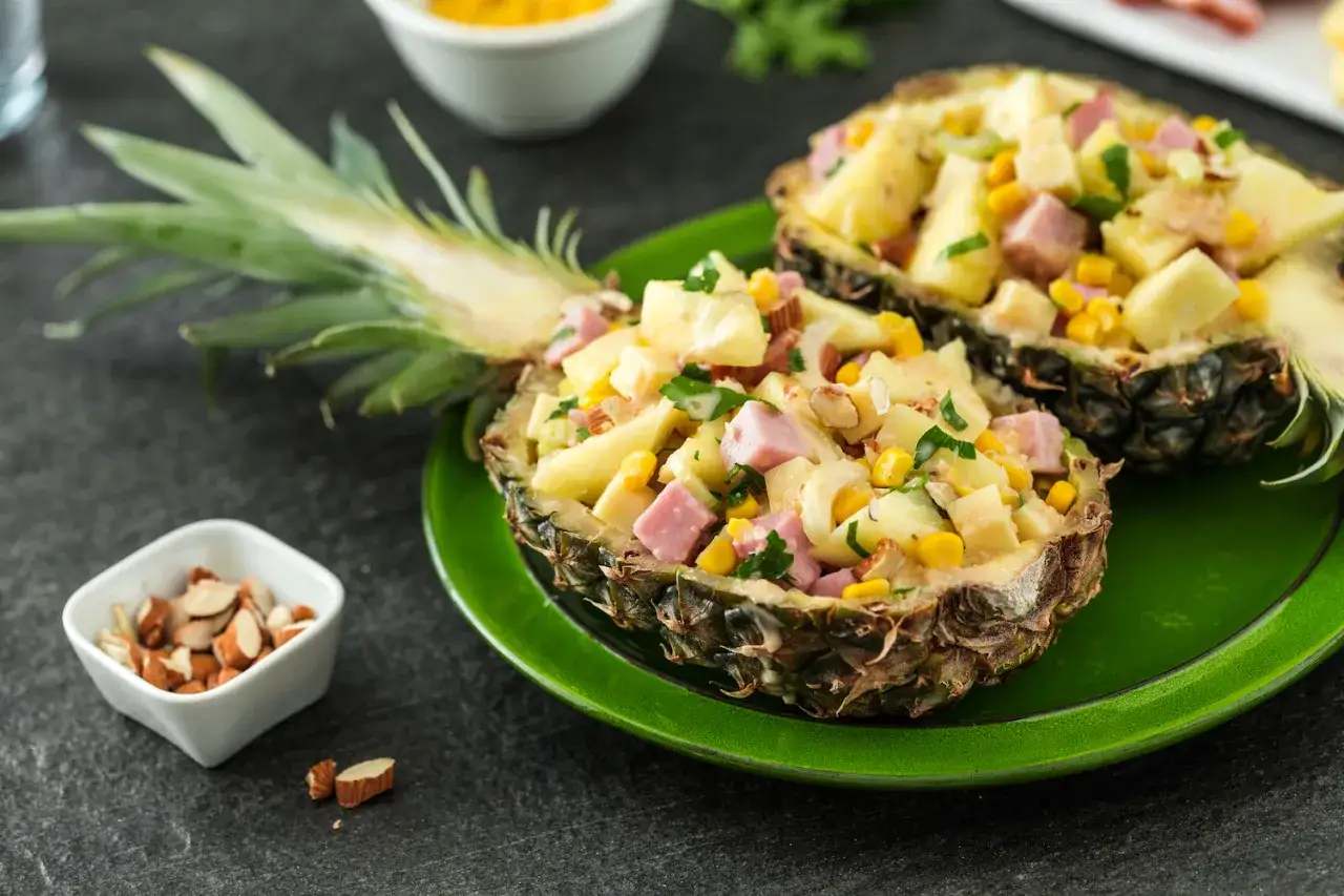 Zdjęcie Jak zrobić sałatkę z ananasem - proste przepisy, które zaskoczą smakiem