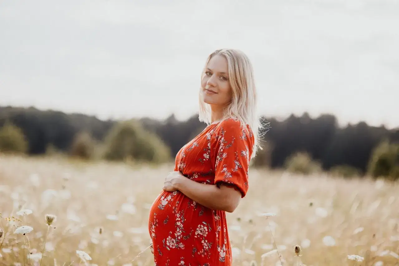 Zdjęcie Jak zmieniają się piersi w ciąży? Wygląd, ból i pielęgnacja w tym wyjątkowym czasie
