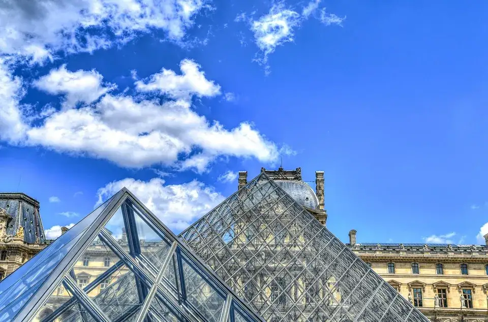 Zdjęcie Czy w Luwrze można robić zdjęcia? Poznaj zasady i ograniczenia