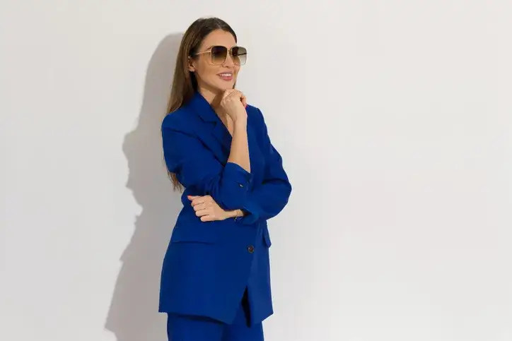 Zdjęcie Jaki garnitur damski na wesele, aby wyglądać olśniewająco i czuć się komfortowo