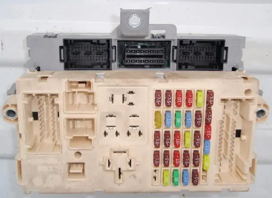 Zdjęcie Gdzie są bezpieczniki w Peugeot Boxer? Znajdź je łatwo i szybko