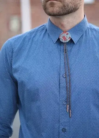 Zdjęcie Jak nosić krawat bolo: 5 stylizacji, które Cię zaskoczą