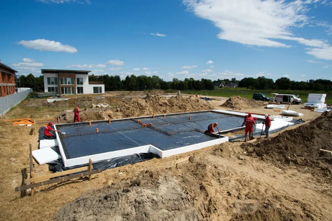 Zdjęcie Fundamenty czy płyta: Porównanie, zalety i wady - co wybrać?