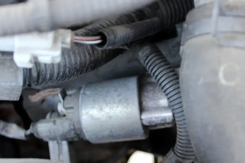 Zdjęcie Gdzie jest rozrusznik Toyota Corolla E12 - szybka lokalizacja i demontaż