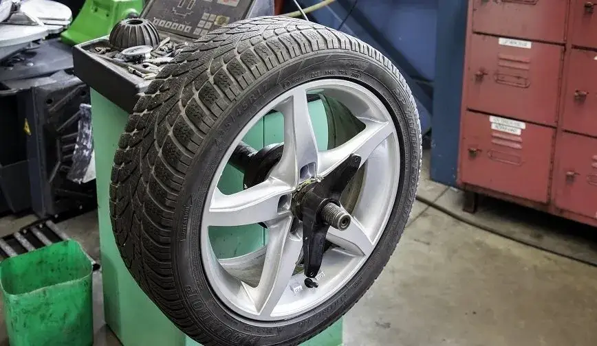 Zdjęcie Ile kosztuje zdjęcie opony z felgi? Sprawdź ceny i uniknij wysokich kosztów