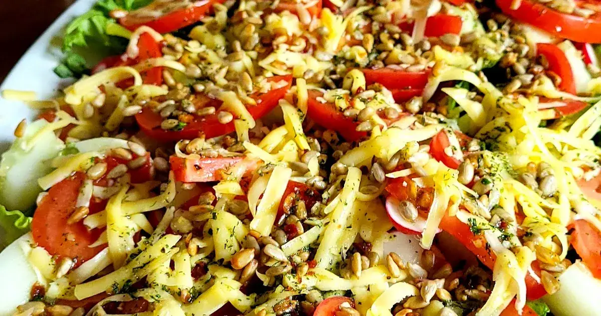 Zdjęcie Najlepsze sałatki do kiełbasy z grilla, które zachwycą Twoich gości