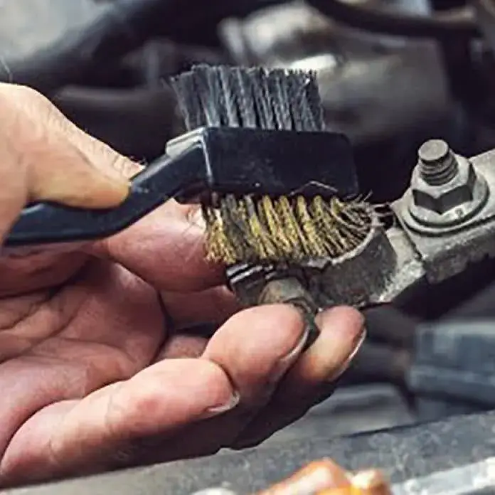 Zdjęcie Czym smarować styki elektryczne w samochodzie, aby uniknąć awarii?