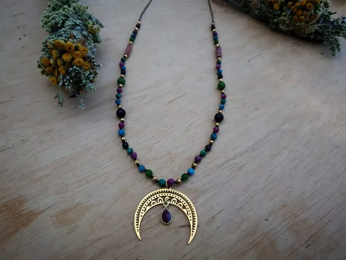 Zdjęcie Lunula naszyjnik znaczenie: symbolika, która wzmacnia kobiecość