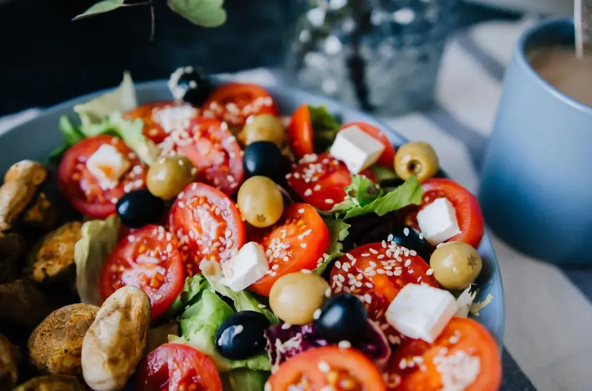 Zdjęcie Jak zrobić sałatkę z pomidorów - prosty przepis, który zachwyci smakami