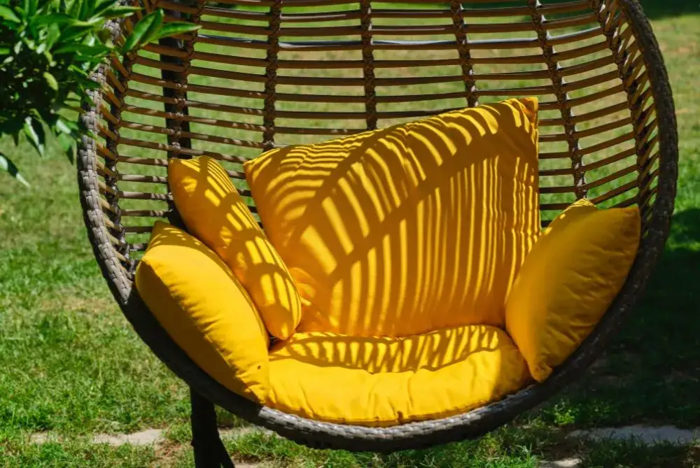 Zdjęcie Tkanina na poduszki ogrodowe: 5 najtrwalszych materiałów