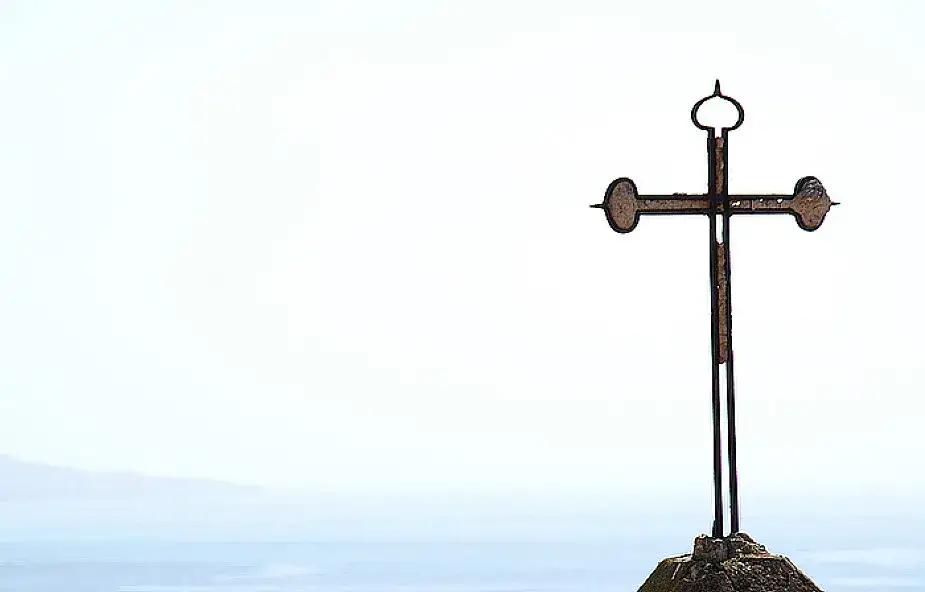 Zdjęcie Czym różni się katolik od chrześcijanina? Kluczowe różnice w wierzeniach i praktykach