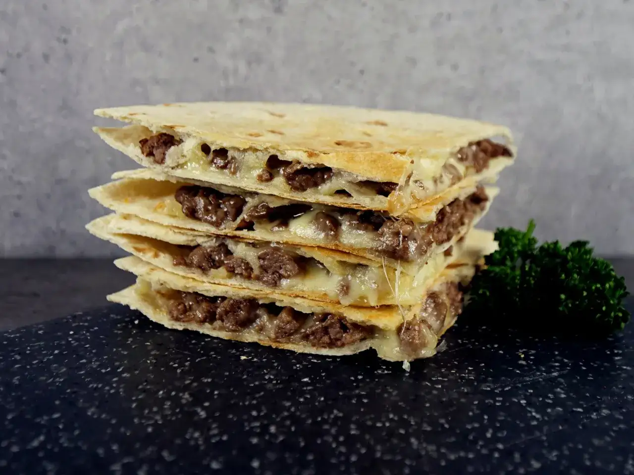 Zdjęcie Pyszna quesadilla z szarpaną wieprzowiną - przepis, który zachwyca