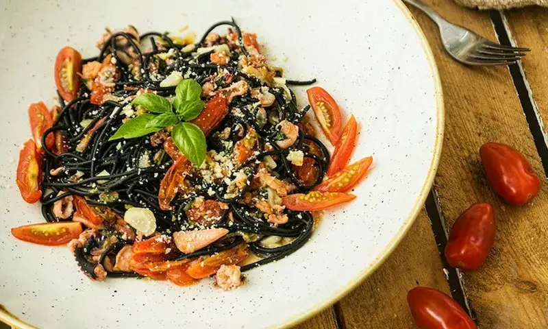 Zdjęcie Spaghetti nero: odkryj wyjątkowy smak i najlepsze przepisy na dania