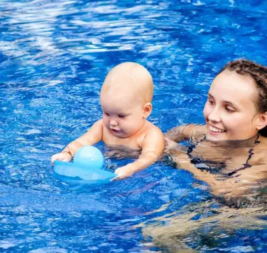 Zdjęcie Kiedy można iść z dzieckiem na basen? Sprawdź ważne wskazówki bezpieczeństwa