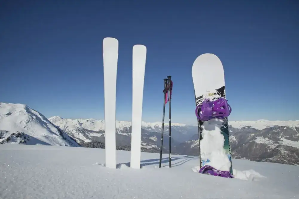 Zdjęcie Co jest bezpieczniejsze: narty czy snowboard? Porównanie ryzyka i kontuzji