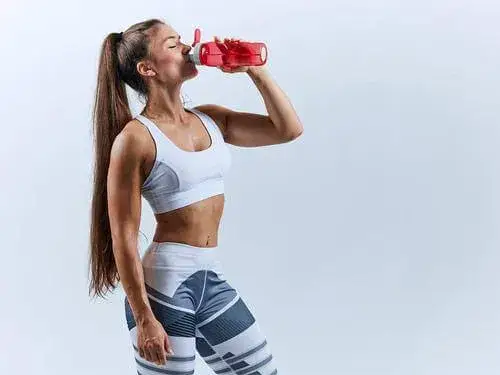 Zdjęcie Co pić podczas treningu, aby uniknąć odwodnienia i poprawić wyniki