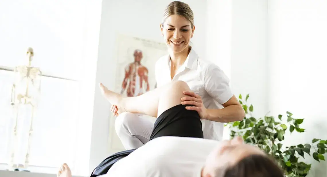 Zdjęcie Czy fizjoterapeuta może wystawić skierowanie na badania? Oto prawda