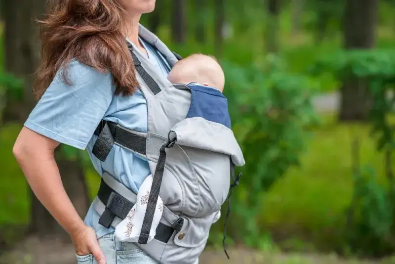 Zdjęcie Od kiedy nosidełko dla niemowlaka jest bezpieczne? Wszystko, co musisz wiedzieć