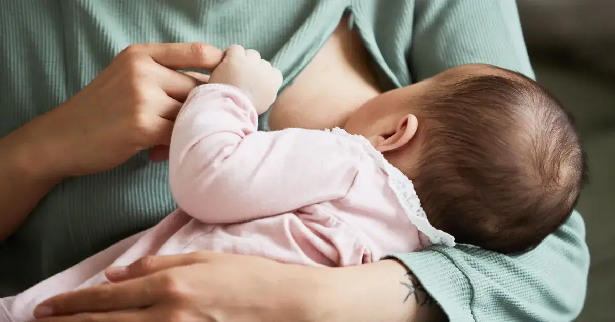 Zdjęcie Spokojny sen niemowlęcia: skuteczne metody usypiania karmionych piersią