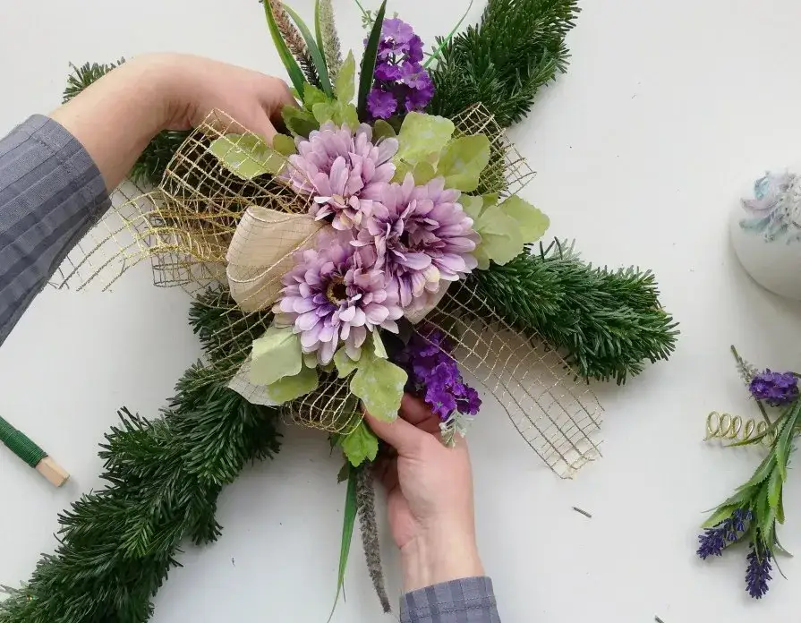 Zdjęcie Jak zrobić stroik krzyż? Prosty poradnik DIY krok po kroku