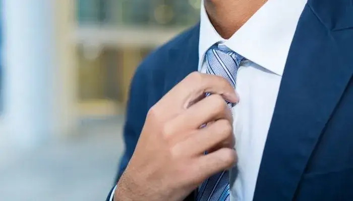 Zdjęcie Jak szybko zawiązać krawat – proste metody, które zaoszczędzą czas