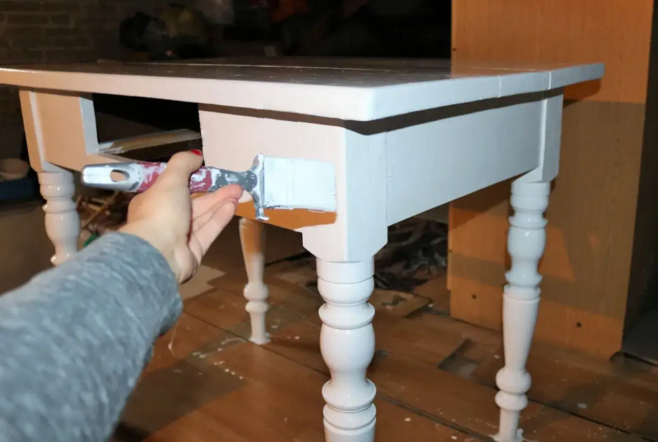 Zdjęcie Jak odnowić stół drewniany - proste kroki, które zaoszczędzą czas