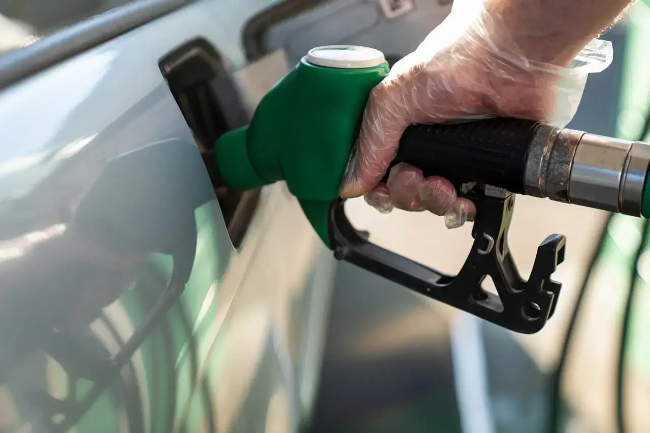 Zdjęcie Ile można wlać diesla do benzyny? Sprawdź, co grozi Twojemu silnikowi