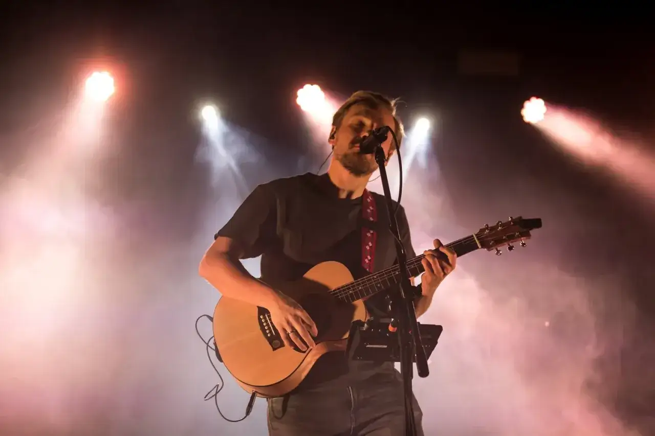 Zdjęcie Ile trwa koncert Pawła Domagały? Czas trwania i emocje na scenie