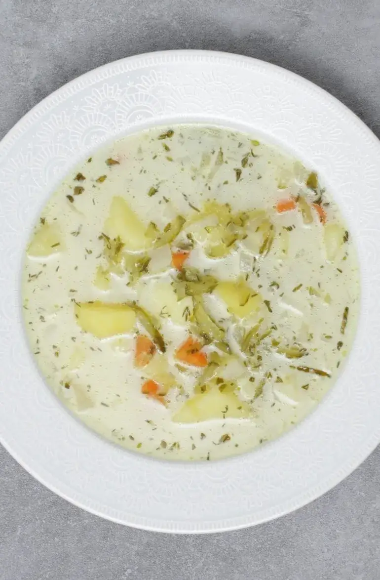Zdjęcie Ile kcal ma zupa ogórkowa z ziemniakami? Poznaj dokładne wartości