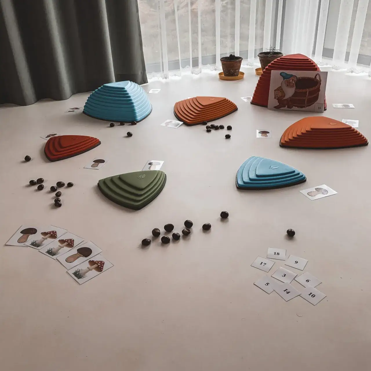 Zdjęcie Jak stworzyć jesienną ścieżkę sensoryczną, która rozwija zmysły dzieci