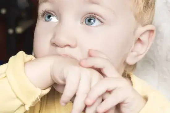 Zdjęcie Dlaczego dziecko gryzie koszulkę? Poznaj przyczyny i rozwiązania