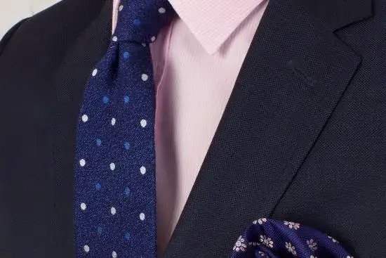 Zdjęcie Jaki krawat do różowej koszuli, aby uniknąć modowych wpadek?