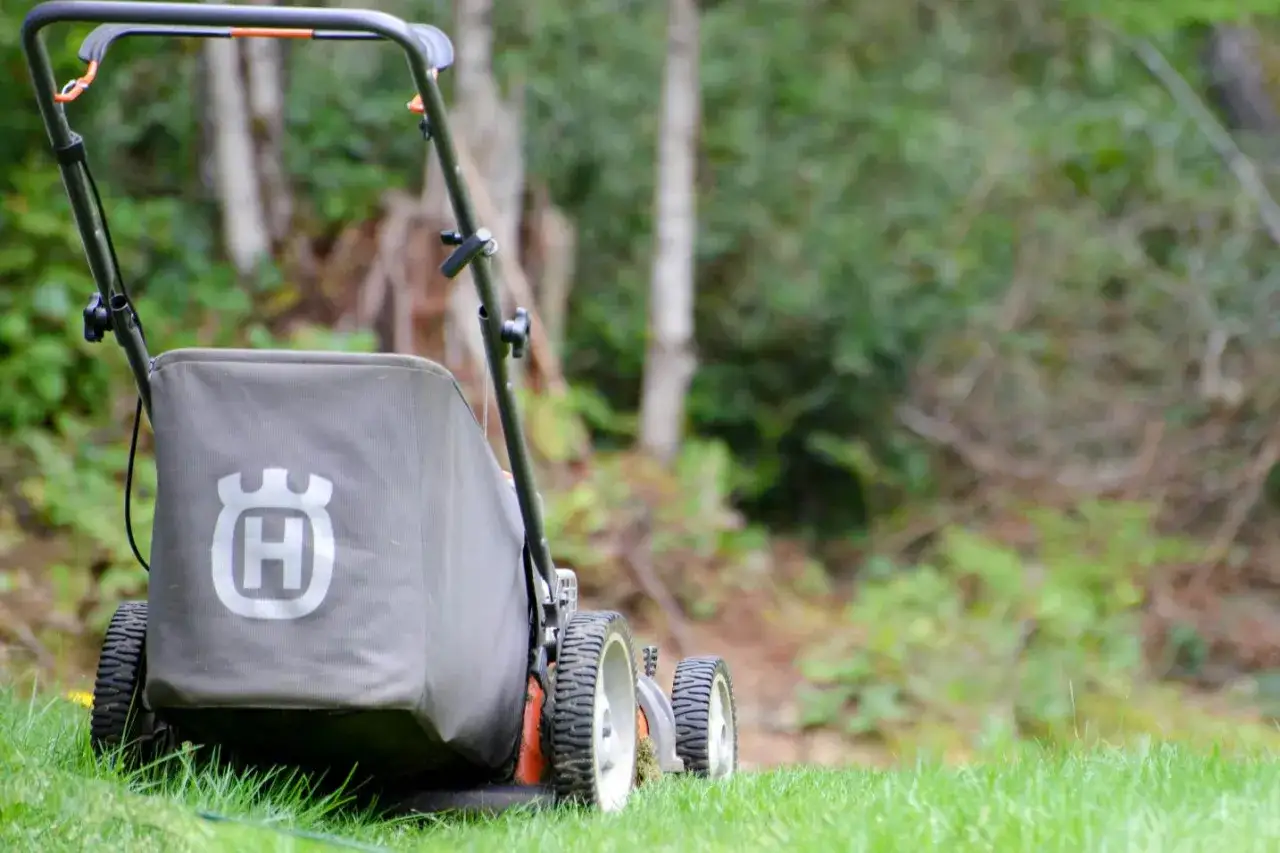 Zdjęcie Jak czyścić kosiarkę spalinową, aby uniknąć kosztownych napraw