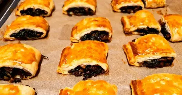 Zdjęcie Pyszny przepis na paszteciki z ciasta francuskiego z pieczarkami, które zachwycą każdego