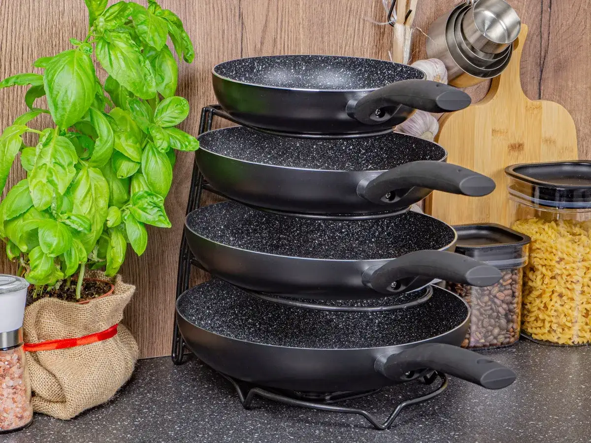 Zdjęcie Jak zrobić stojak na patelnie i zaoszczędzić miejsce w kuchni