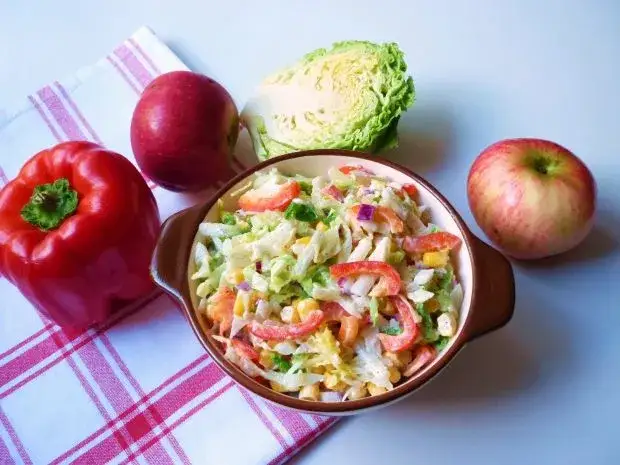 Zdjęcie Jak zrobić surówkę z kapusty włoskiej, która zachwyci każdego gościa